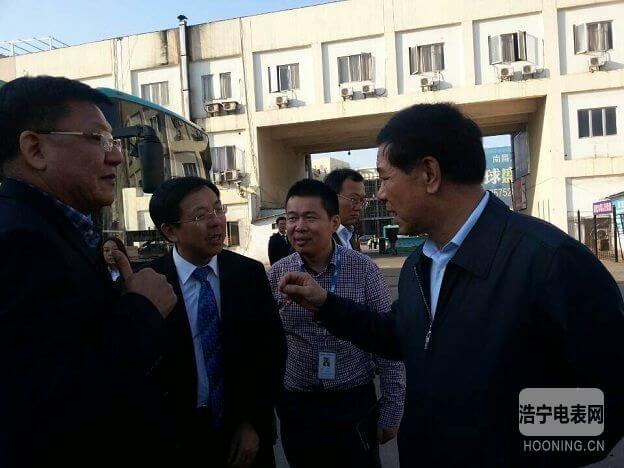 江西省常委、常務(wù)副省長莫建成參觀由科陸電子參與建設(shè)的國內(nèi)首個(gè)民間資本投資新能源汽車充電站