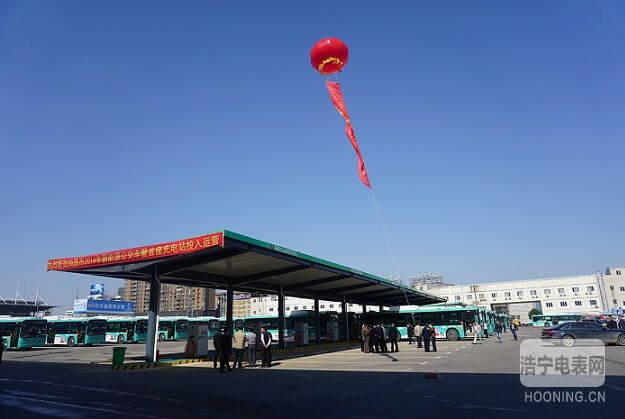 江西省常委、常務(wù)副省長莫建成參觀由科陸電子參與建設(shè)的國內(nèi)首個(gè)民間資本投資新能源汽車充電站